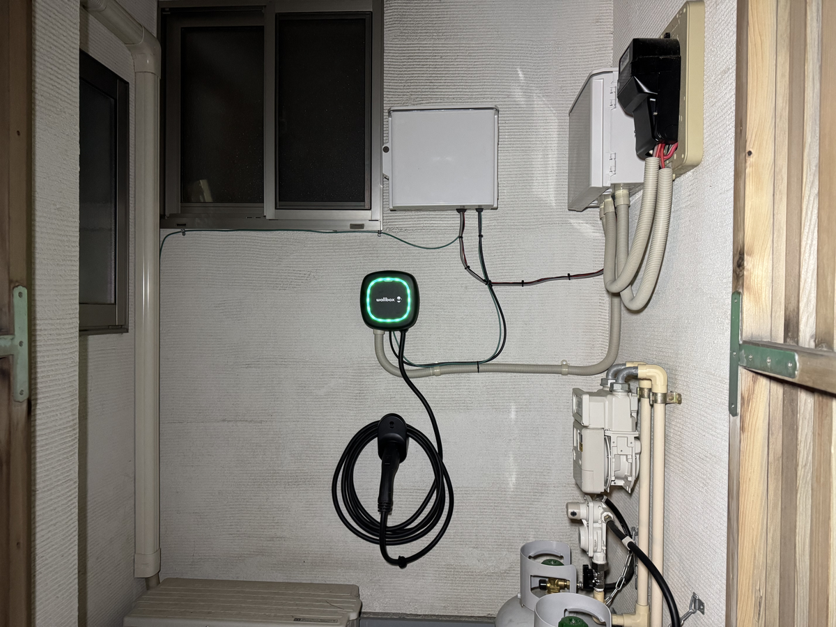 外壁に設置したEV充電器(Wallbox)と配線経路の例