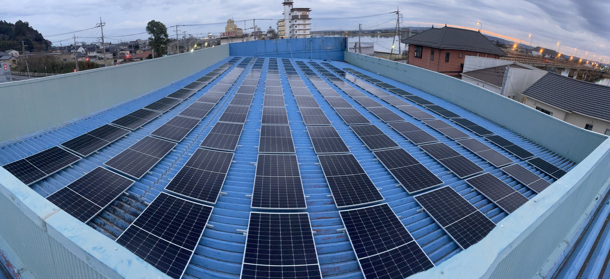 工場屋根に設置した自家消費太陽光発電設備の全景