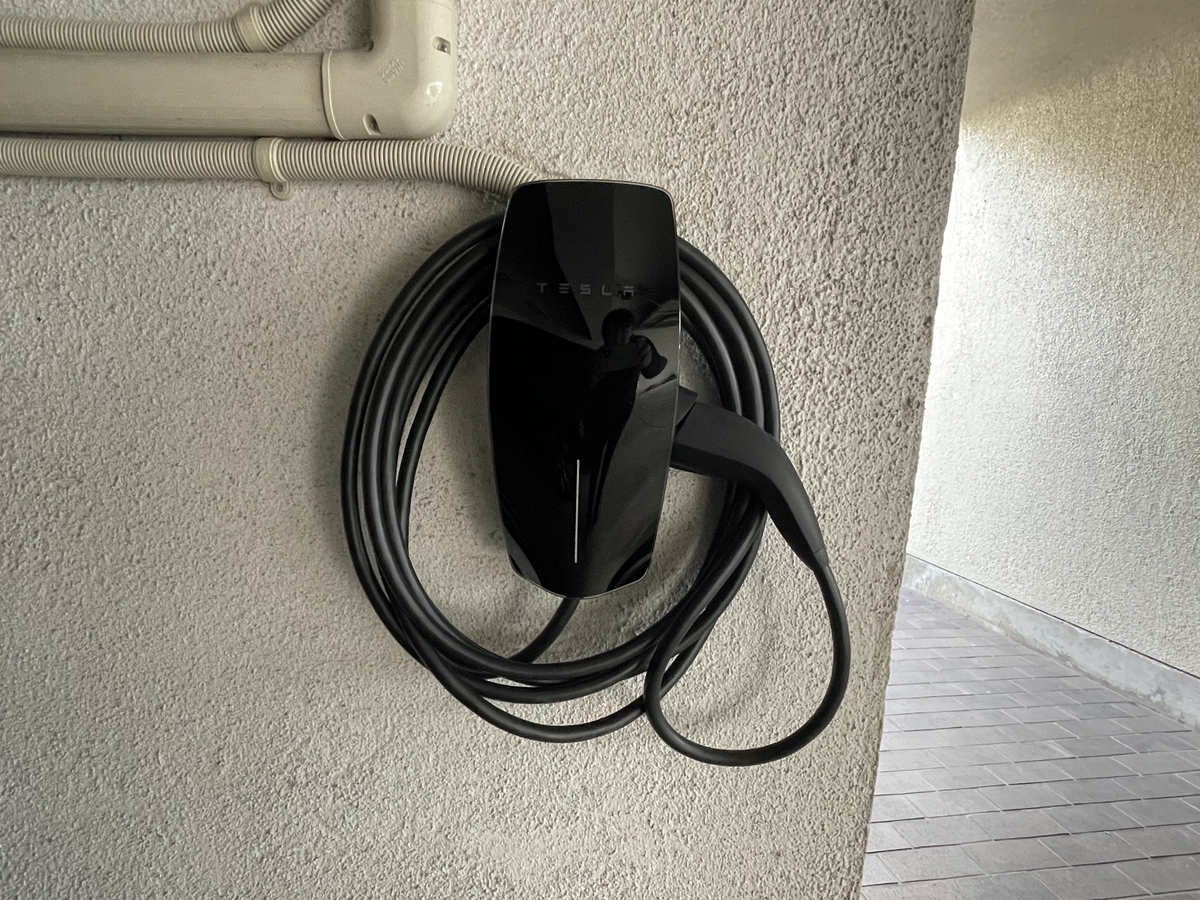 外壁に設置した黒色のTesla Wall Connector