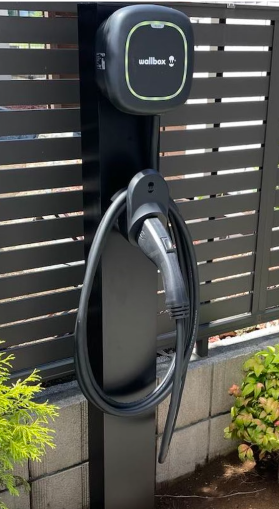 木調フェンス前の専用ポールにマウントしたWallbox制御機能付き充電器
